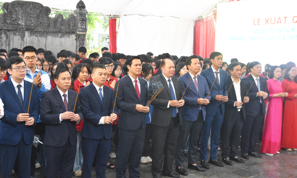 Các đại biểu, thầy cô giáo và học sinh dâng hương tại Văn miếu Bắc Ninh.